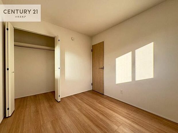 掃き出し窓がないお部屋は、お子様のお部屋としても安心です!収納スペースも充実しているので散らかったお部屋をサッと片付けられます!