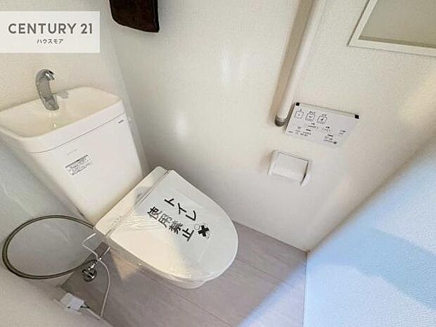 1・2階にトイレがございます!朝の忙しい時間帯も待たずにすみそうですね。白を基調とした清潔感のあるトイレでお手入れがしやすいです!