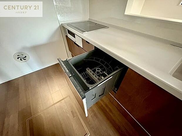 食洗機付き!忙しい時や冬場は手荒れ防止として大活躍します!ビルトイン仕様なので、場所も取らず調理スペースも広く使えて手際よく作業が出来ます!