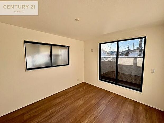 バルコニーに面している洋室です。明るく温もりがあり、換気もしっかりできます!朝起きて、外に出て背伸びをしつつ深呼吸をし良い朝を迎え入れることができます。