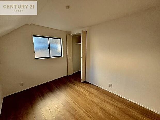 掃き出し窓がないお部屋は、お子様のお部屋としても安心です!収納スペースも充実しているので散らかったお部屋をサッと片付けられます!