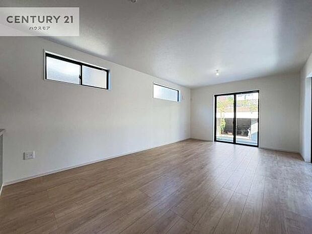 大きな窓からたっぷりの陽ざしが入る明るいリビング。開放感のあるリビングで家族団らんのくつろぎの時間を過ごせます。