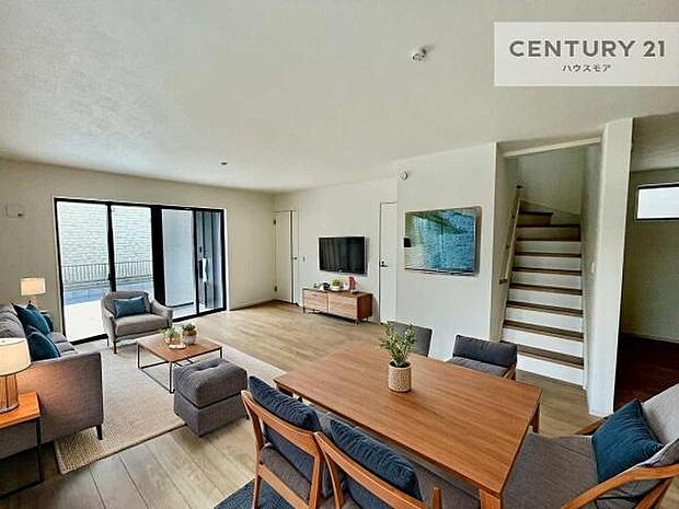 家具はCGパースです。心地良いリビングは家族が自然と集まります。家族団欒の時間が増えそうです。ご家族と、より一層充実した時間を過ごせそうですね。明るく開放的な空間です。