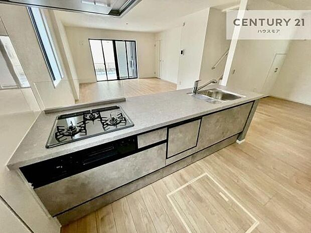 大人気の対面式システムキッチンを採用しています!ご家族のコミュニケーションが自然と増える設計です。お子様にも目が届くので嬉しいですね。収納力もあります!