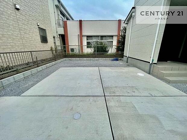 駐車スペースは2台分あります!セカンドカーはもちろん、バイクや自転車なども置き場所に困りません。