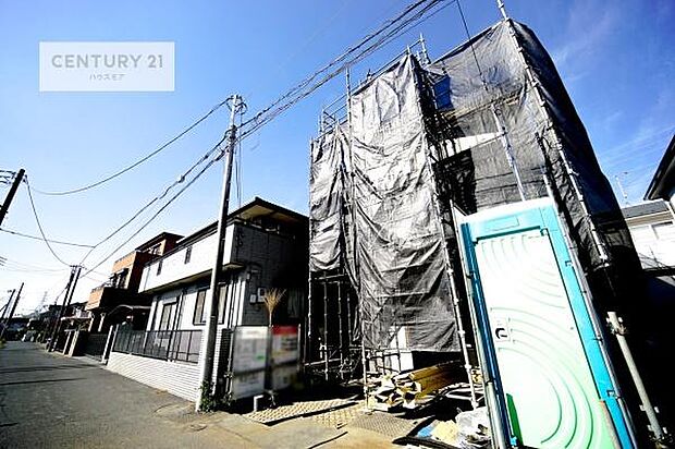 前面道路4m!陽当り良好な立地です。車庫入れが苦手な方も安心ですね。