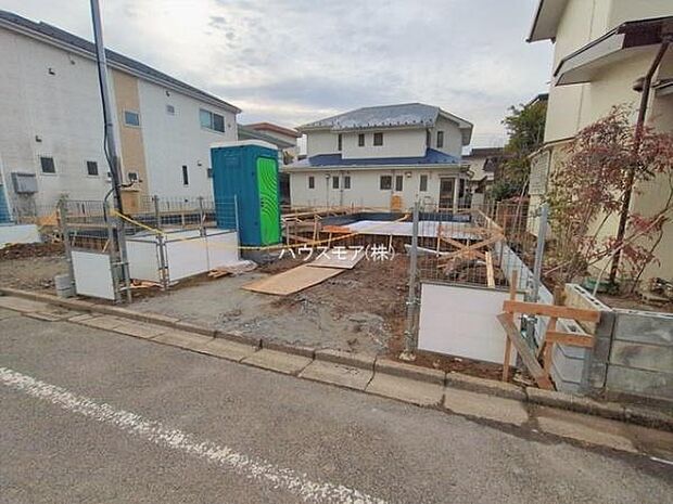 駐車スペースは2台分あります！セカンドカーはもちろん、バイクや自転車なども置き場所に困りません。