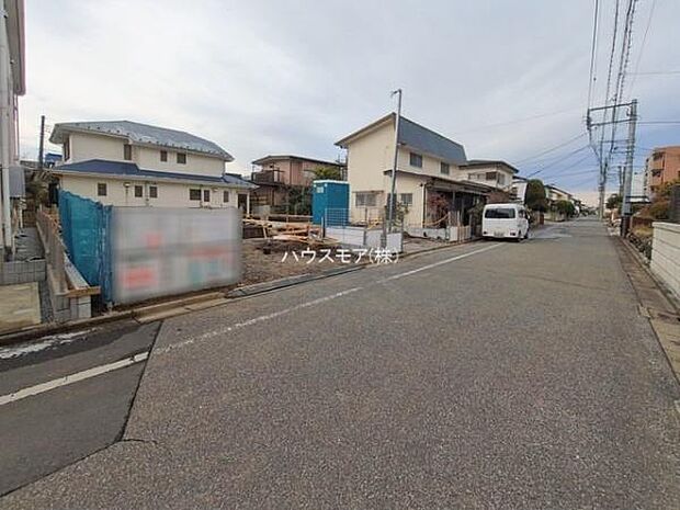 前面道路は5.5ｍ！陽当り良好な立地です。車庫入れが苦手な方も安心ですね。