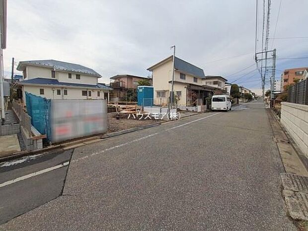 前面道路は5.5ｍ！陽当り良好な立地です。車庫入れが苦手な方も安心ですね。