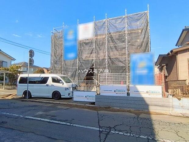 前面道路は8ｍ×5ｍ！陽当り良好な立地です。車庫入れが苦手な方も安心ですね。