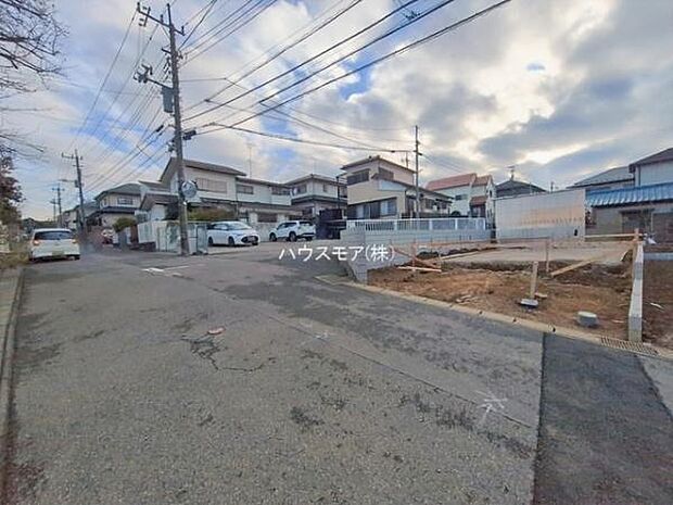 前面道路は6ｍ×4.5ｍ！陽当り良好な立地です。車庫入れが苦手な方も安心ですね。