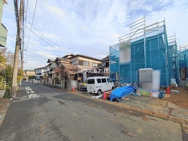 前面道路は6m!陽当り良好な立地です。車庫入れが苦手な方も安心ですね。