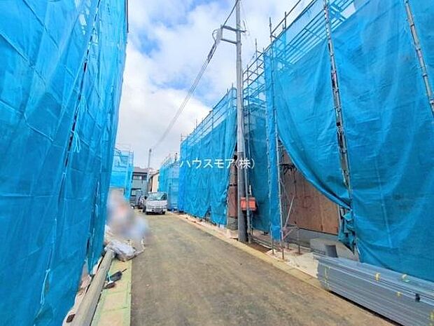 前面道路は6.55m!陽当り良好な立地です。車庫入れが苦手な方も安心ですね。