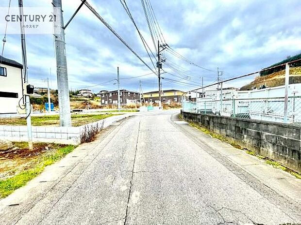 前面道路は6ｍ×5ｍ！陽当り良好な立地です。車庫入れが苦手な方も安心ですね。