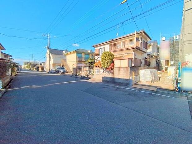 前面道路は8ｍ！陽当り良好な立地です。車庫入れが苦手な方も安心ですね。