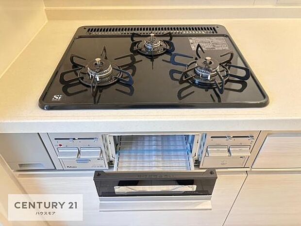 コンロは三口あるのでお料理の同時進行ができます。もちろんグリル付きです。調理スペースも広々している為作業がしやすい！使い勝手が良いシステムキッチンです！（同仕様）