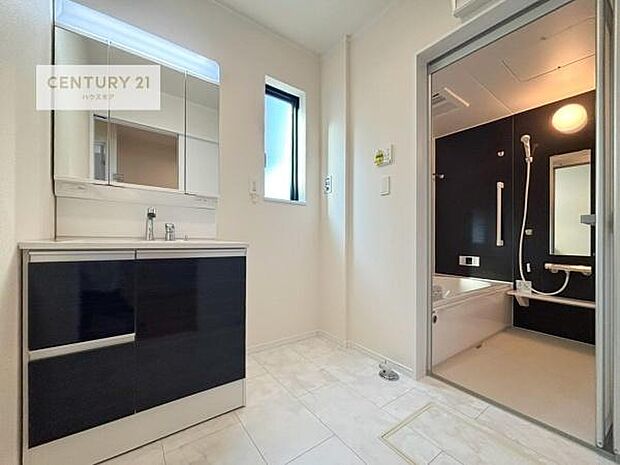 小窓付きの明るい洗面室です！湿気もすぐに入れ替えができて清潔に保つことができます！自然光が差し込むのでお化粧の仕上がりも良くなりますね！（同仕様）