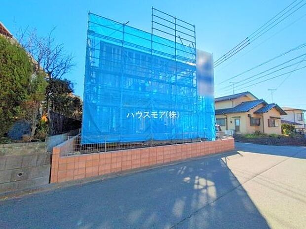 駐車スペースは4台分あります！セカンドカーはもちろん、バイクや自転車なども置き場所に困りません。