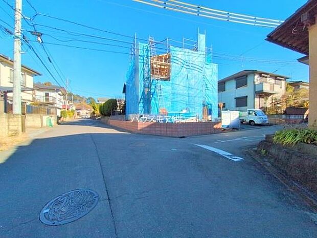 前面道路は6ｍ×4ｍ！陽当り良好な立地です。車庫入れが苦手な方も安心ですね。