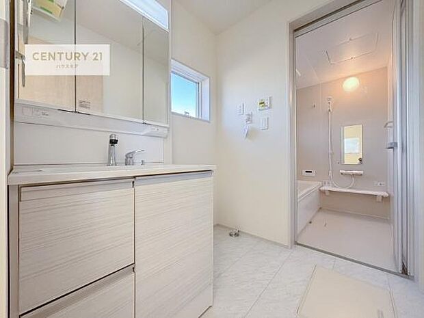 洗面台のボウルが深く床に水が跳ねにくいです！それにお掃除がしやすい使い勝手の良い白を基調とした清潔感のある洗面台で気持ちよくお使いいただけます！（同仕様）