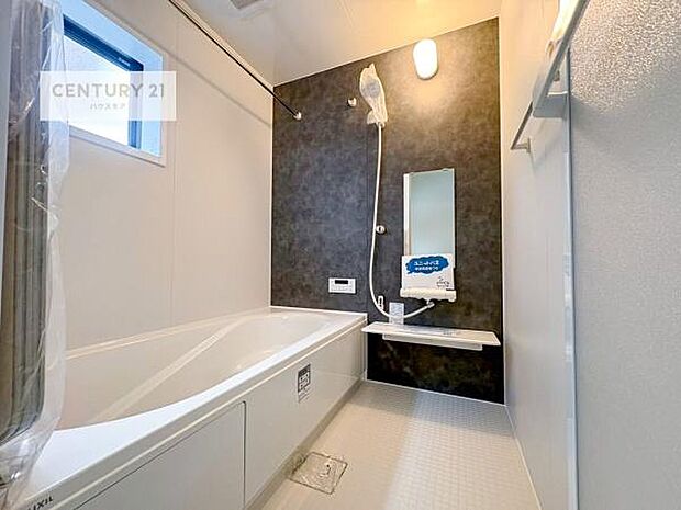 1日の疲れをしっかりと癒してくれる浴室です。おうちの素敵なリラクゼーション場所ですね。（同仕様）