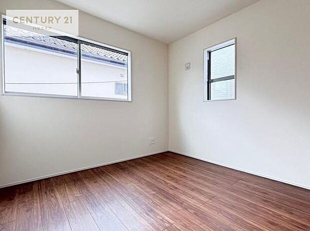 2面採光を確保した明るい室内は、風通しも良く、明るく大変居心地の良い空間となっております。リラックスして過ごせる心地の良いお部屋です！朝の目覚めがスッキリしますね！（同仕様）