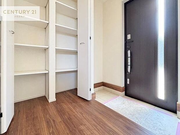 シューズボックス付きなので、玄関が片付きお掃除がしやすいです！スッキリした玄関で戸を開けた瞬間、清潔感のある心地いい空間が出迎えてくれます。（同仕様）