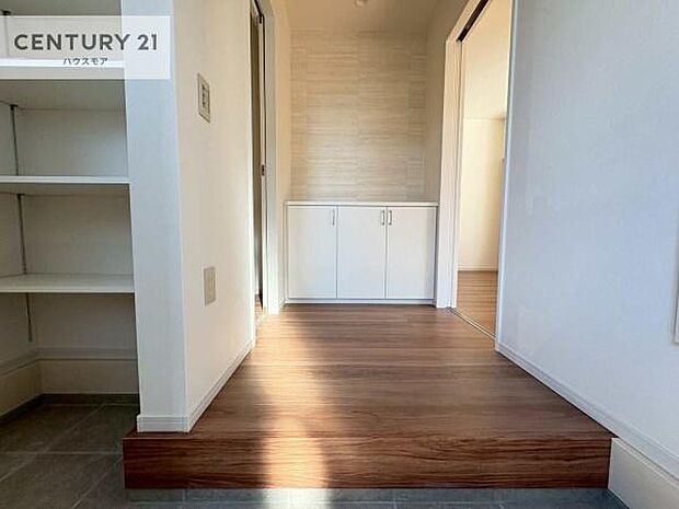 疲れて帰ってきても、ただいま！を言いたくなる、優しく迎え入れてくれる空間になっています。明るく温もり溢れる玄関です！