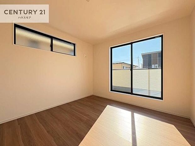 バルコニーに面している洋室です。明るく温もりがあり、換気もしっかりできます！朝起きて、外に出て背伸びをしつつ深呼吸をし良い朝を迎え入れることができます。