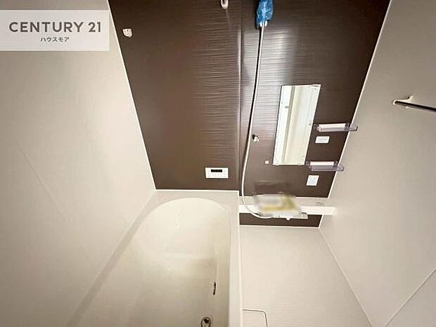 落ち着きある大人の雰囲気のバスルームは、シックなデザインでバスタイムが充実！お仕事頑張っているご褒美にお好みの匂いの入浴剤を入れて、楽しんでみてはいかがでしょうか？