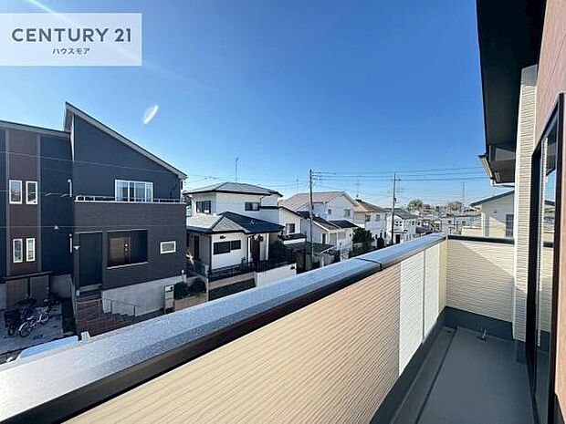 広々としているバルコニーです！お洗濯物を干すのはもちろん風に当たりながらくつろぎタイムが送れます！