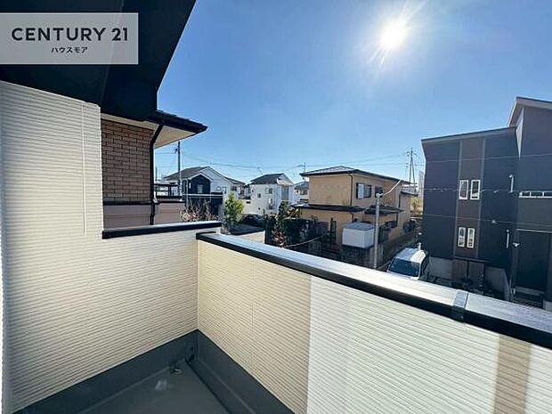 落ち着きある住宅街です！周囲には高い建物がなく、空が広く開放感があり、陽当たりを大きく遮られることもありません！気持ちの良い風が通り抜ける街並みです！