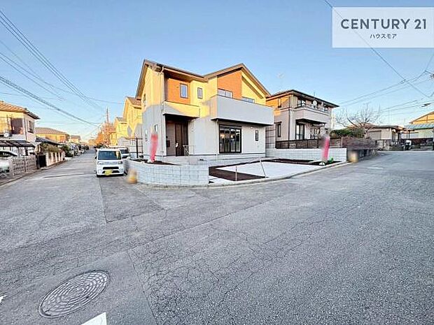 前面道路5.9ｍ×5.9ｍ陽当り良好な立地です。車庫入れが苦手な方も安心ですね。