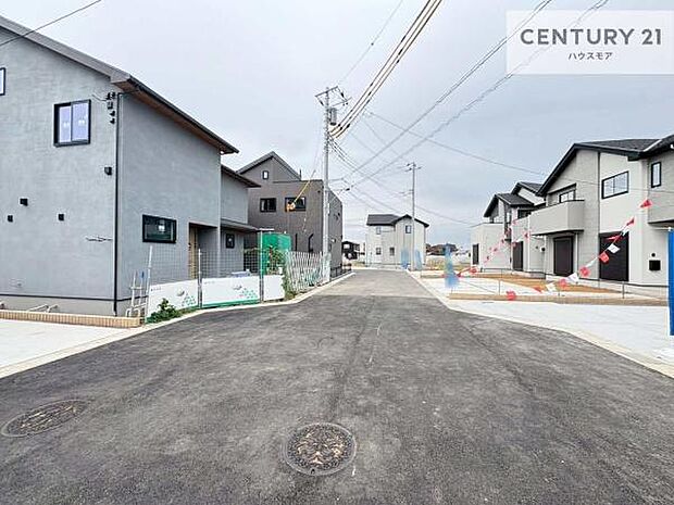 前面道路6ｍ！陽当り良好な立地です。車庫入れが苦手な方も安心ですね。