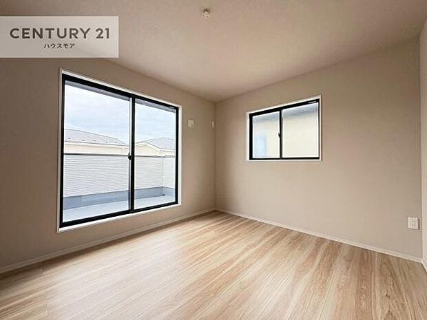 バルコニーに面している洋室です。明るく温もりがあり、換気もしっかりできます！朝起きて、外に出て背伸びをしつつ深呼吸をし良い朝を迎え入れることが出来そうですね！