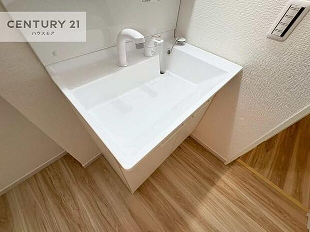 深い洗面台ボウルは、水が跳ねにくいのでお手入れが楽々！清潔感が保てます！キレイな洗面所で自分磨きのモチベーションが上がりますね！