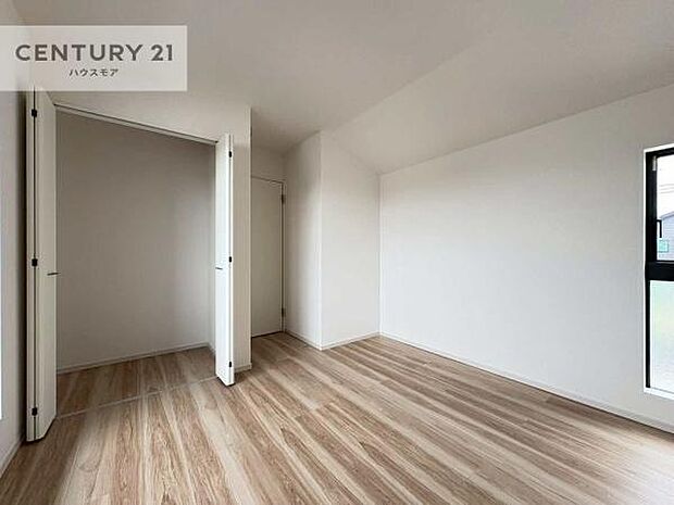 洋室は子供部屋や寝室、色々と用途多彩に利用できますね。収納力もたっぷりなので、広々気持ちよく過ごすことができます。