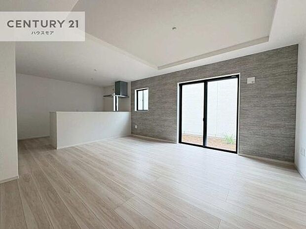 大きな窓からたっぷりの陽ざしが入る明るいリビング。開放感のあるリビングで家族団らんのくつろぎの時間を過ごせます。