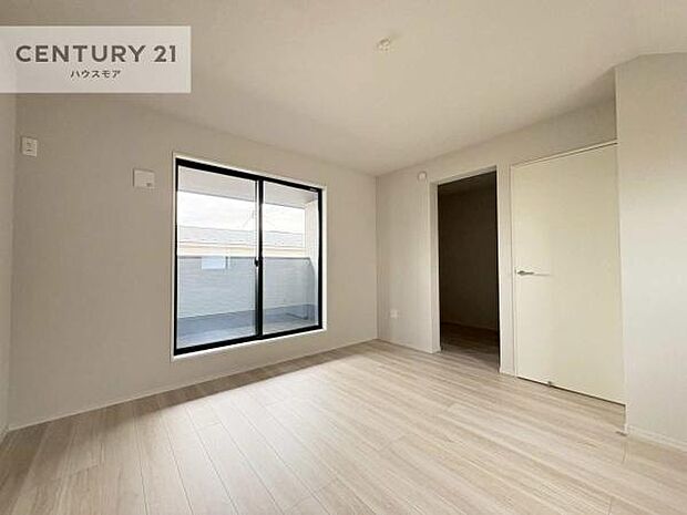 バルコニーに面している洋室です。明るく温もりがあり、換気もしっかりできます！朝起きて、外に出て背伸びをしつつ深呼吸をし良い朝を迎え入れることが出来そうですね！