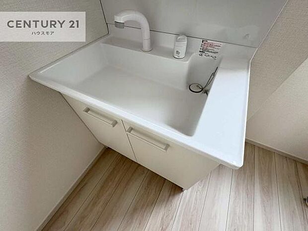 深い洗面台ボウルは、水が跳ねにくいのでお手入れが楽々！清潔感が保てます！キレイな洗面所で自分磨きのモチベーションが上がりますね！