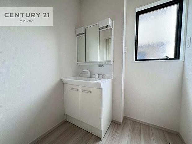 小窓付きの明るい洗面室です！湿気もすぐに入れ替えができて清潔に保つことができます！自然光が差し込むのでお化粧の仕上がりも良くなりますね！