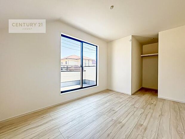 バルコニーに面した洋室。優しい光が差し込む洋室は、朝の目覚めも気持ちが良さそうですね。おうち時間もゆったりと過ごすことができます。優しい色合いのフローリングがどんな家具にもマッチします！