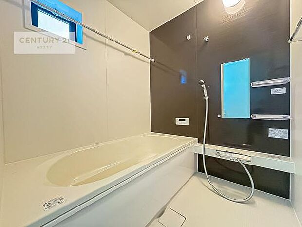 落ち着きある大人の雰囲気のバスルームは、味が出ていてバスタイムが充実！お仕事頑張っているご褒美にお好みの匂いの入浴剤を入れて、楽しんでみてはいかがでしょうか？