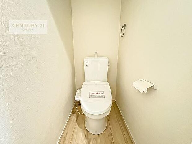 1・2階にトイレがございます！朝の忙しい時間帯も待たずにすみそうですね。白を基調とした清潔感のあるトイレでお手入れがしやすいです！