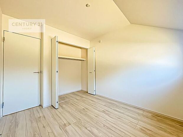 たっぷり収納住空間。キッチンの横には収納スペースがございます！住空間をすっきり使うためには必須ポイントの収納スペースですよね。是非現地でご確認ください！