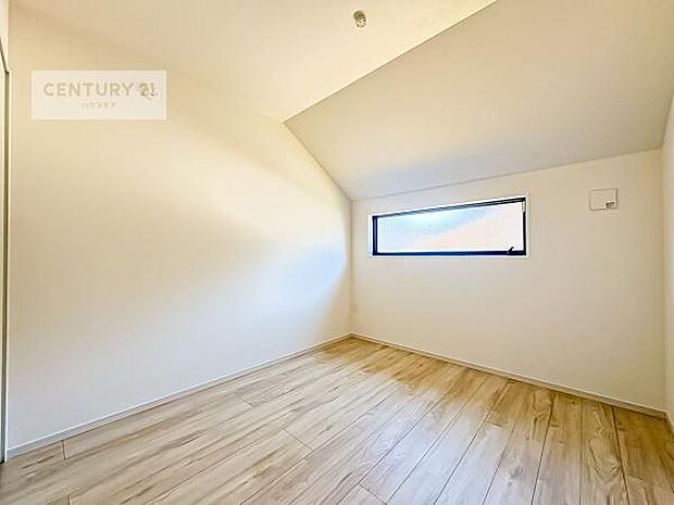 明るく風通しの良い居室です。「シンプル」にデザインされた室内。自由度が高いので家具やレイアウトでお好みの空間を創り上げられます。是非一度、現地にてご確認ください。