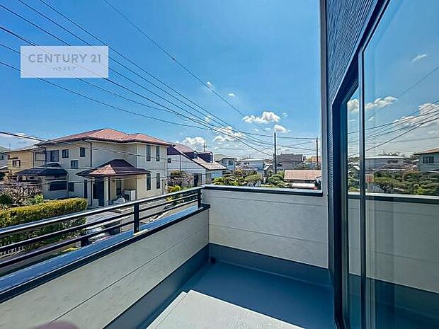 開放感溢れる屋上テラスがございます！落ち着きある住宅街、気持ちの良い風が通り抜ける街並みです。晴れた日には青い空を見渡せる開放的な時間を楽しめます。気持ちの良い風が通り抜ける街並みです！