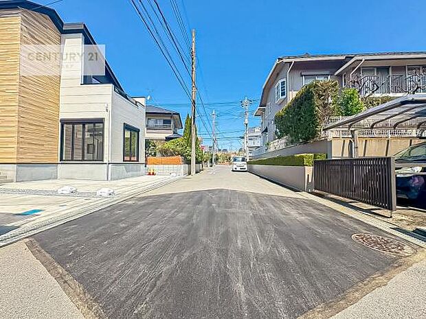 前面道路5.9ｍ！陽当り良好な立地です。車庫入れが苦手な方も安心ですね。