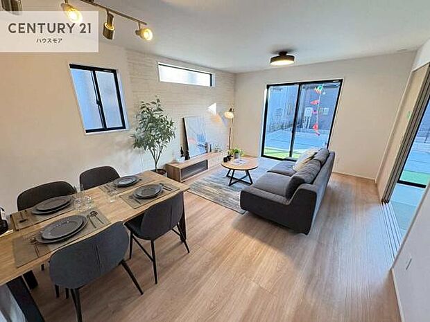 大きな窓からたっぷりの陽ざしが入る明るいリビング。開放感のあるリビングで家族団らんのくつろぎの時間を過ごせます。