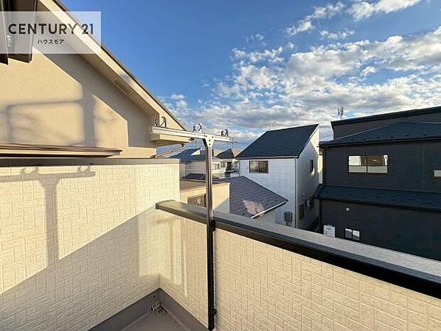 晴れた日には青い空を見渡せる開放的な時間を楽しめます。気持ちの良い風が通り抜ける街並みです！